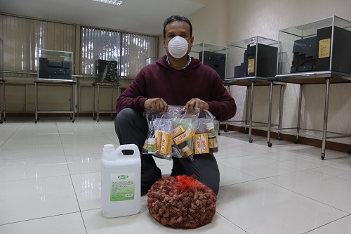 CEGAH COVID-19, POLITEKNIK ENERGI DAN PERTAMBANGAN (PEP) BANDUNG BAGIKAN MEDICAL KIT