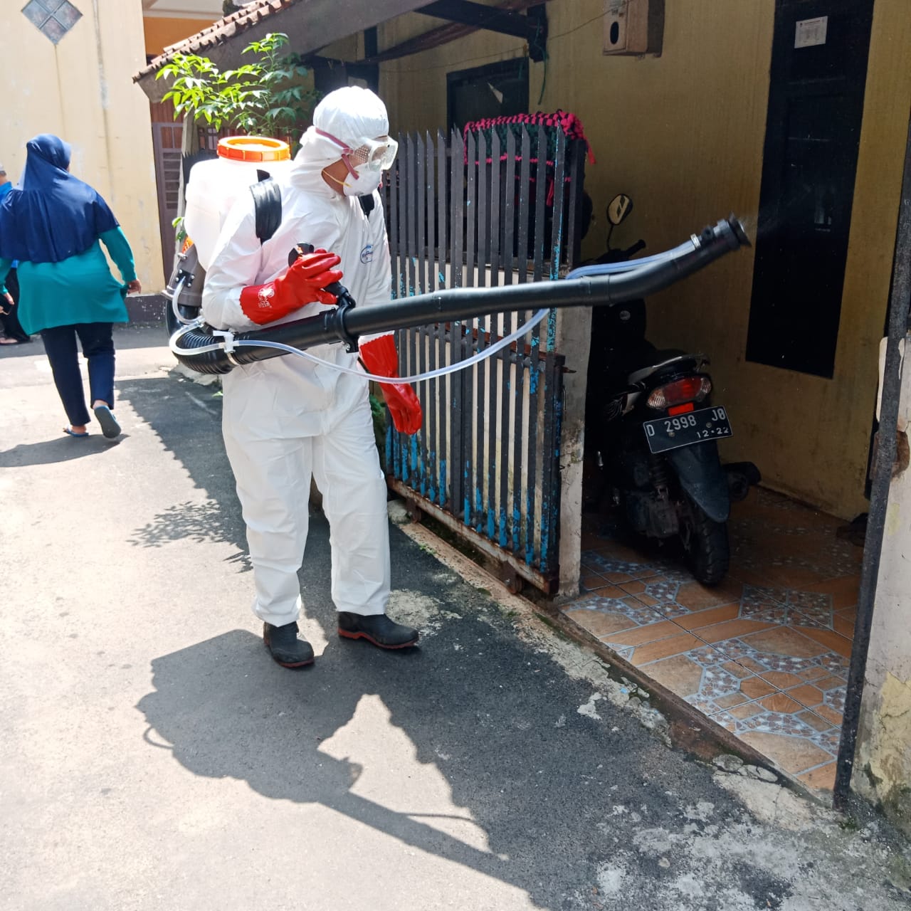 Cegah COVID-19, PPSDM Geominerba Semprot Disinfektan ke Rumah Warga