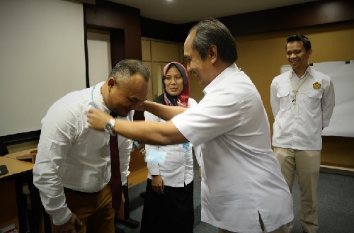 MEMBENTUK EVALUATOR DOKUMEN PERTAMBANGAN YANG HANDAL