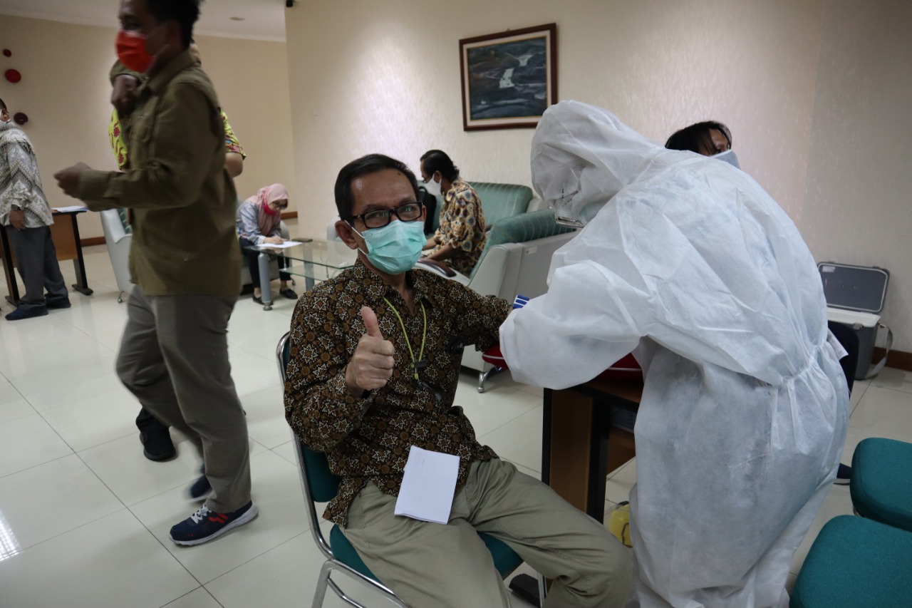Pegawai Politeknik Energi dan Pertambangan Bandung Lakukan Medical Check Up dan Rapid Test