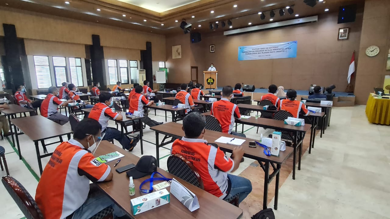 PELATIHAN PEMBANGUNAN DAN PEMASANGAN TENAGA LISTRIK PPSDM KEBTKE TINGKATKAN KOMPETENSI MASYARAKAT