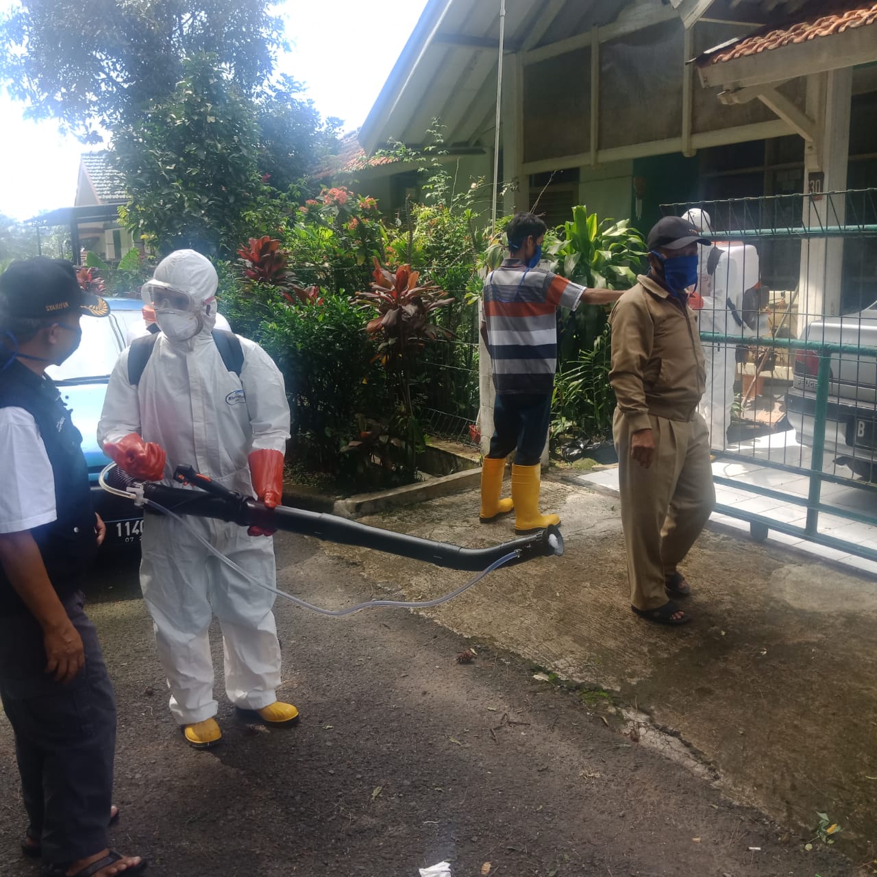 PPSDM Geominerba Kembali Semprot Disinfektan ke Rumah Warga Tahap Dua