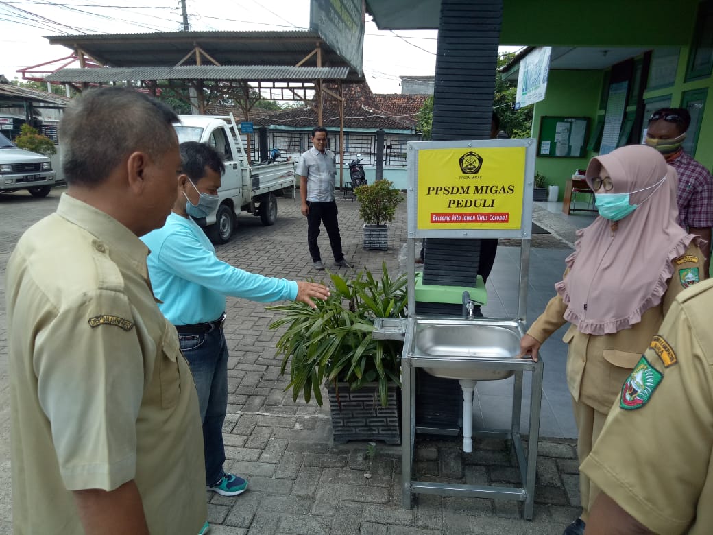 PPSDM MIGAS BERI DONASI BILIK DESINFEKTAN KE BEBERAPA PUSKESMAS