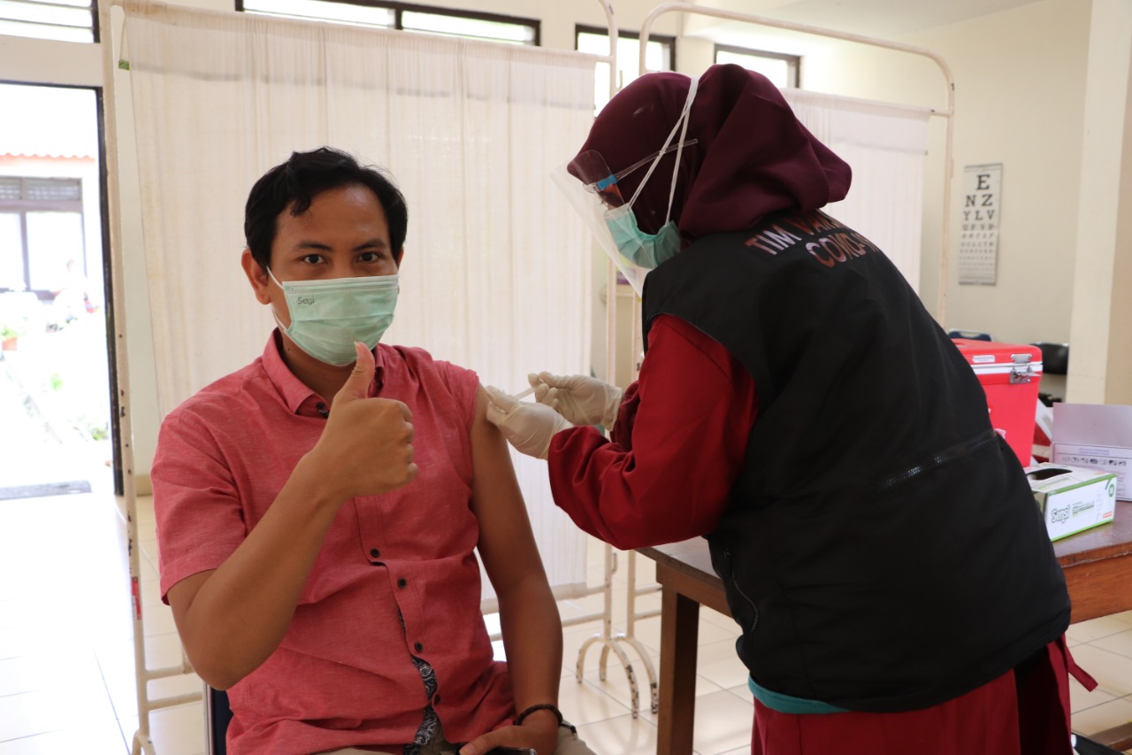 Vaksinasi Covid -19 Perdana untuk PEM Akamigas