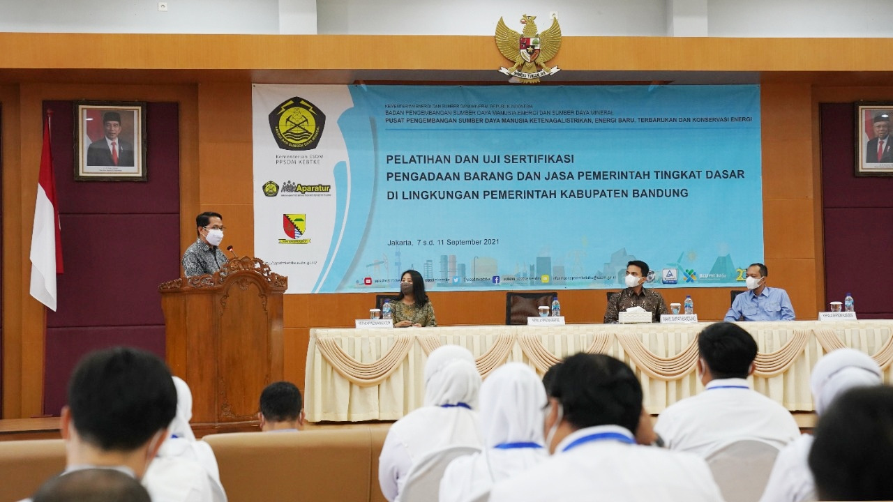 PENUTUPAN PELATIHAN DAN UJI SERTIFIKASI BARANG DAN JASA BAGI ASN PEMKAB BANDUNG