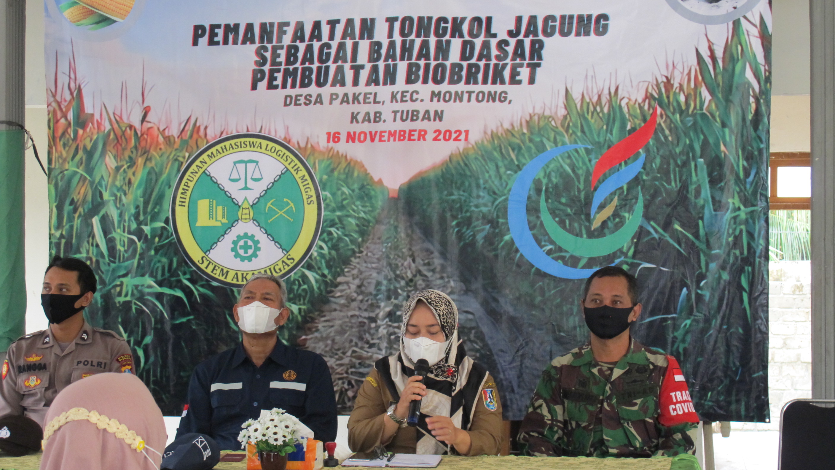 PEM Akamigas Kenalkan Briket Tongkol Jagung untuk Warga Desa Pakel, Tuban
