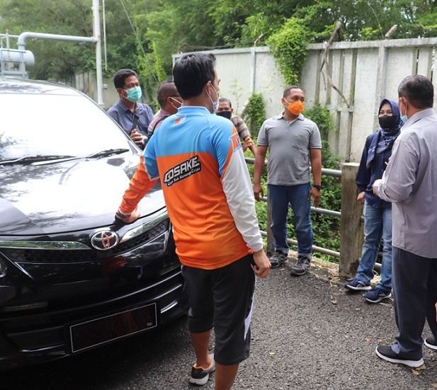 Cermati Penyebab Banjir, Wakil Bupati Tinjau Saluran Air Bersama dengan Kepala Bagian Umum PPSDM Migas