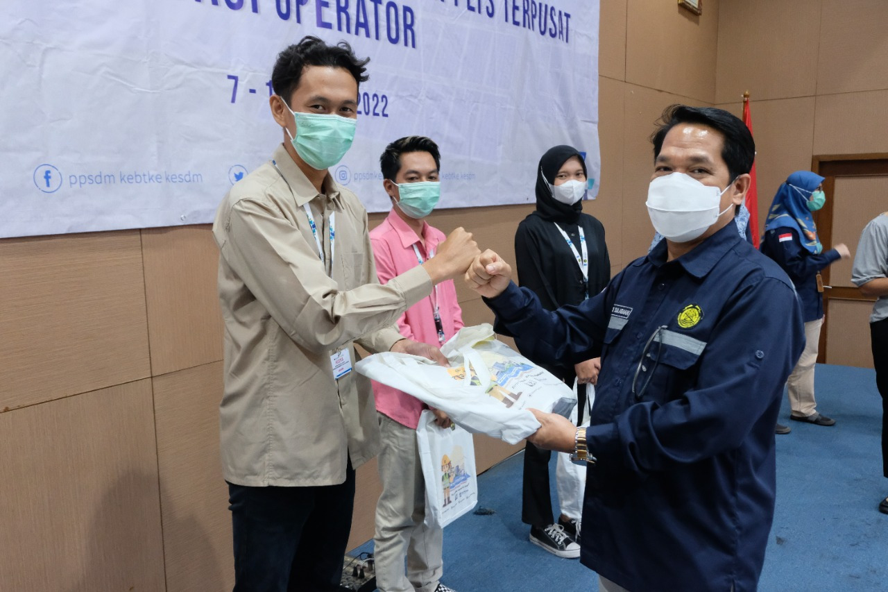 Penutupan Pelatihan Pengoperasian dan Pemeliharaan PLTS Terpusat Bagi Operator
