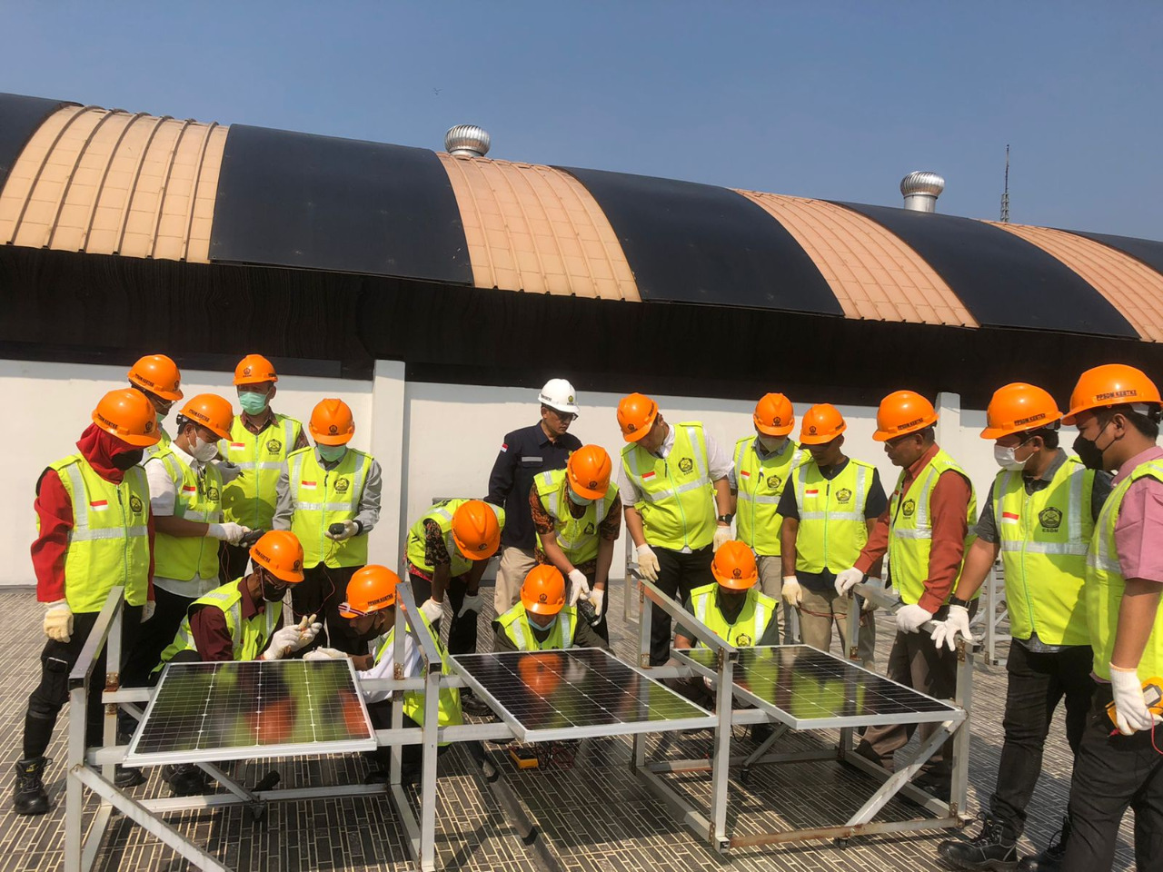 PPSDM KEBTKE Kolaborasi dengan Yayasan Mitra Hijau Mengadakan Pelatihan Pengoperasian dan Pemeliharaan PLTS Rooftop
