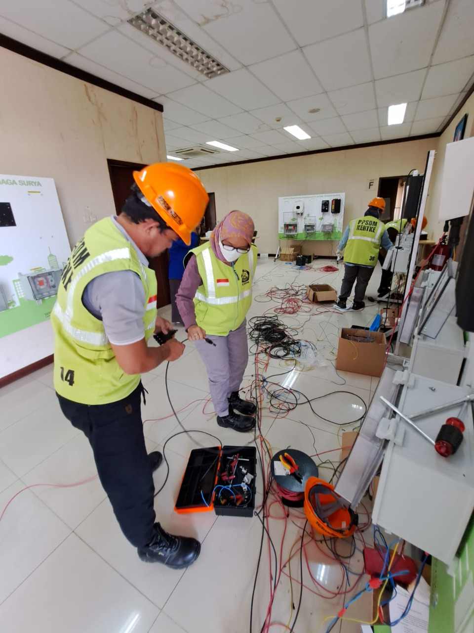 Perwakilan dari Universitas Tadulako dan Gemilang Energi Borneo Ikuti Pelatihan Teknis Instalasi  PLTS Atap di PPSDM KEBTKE