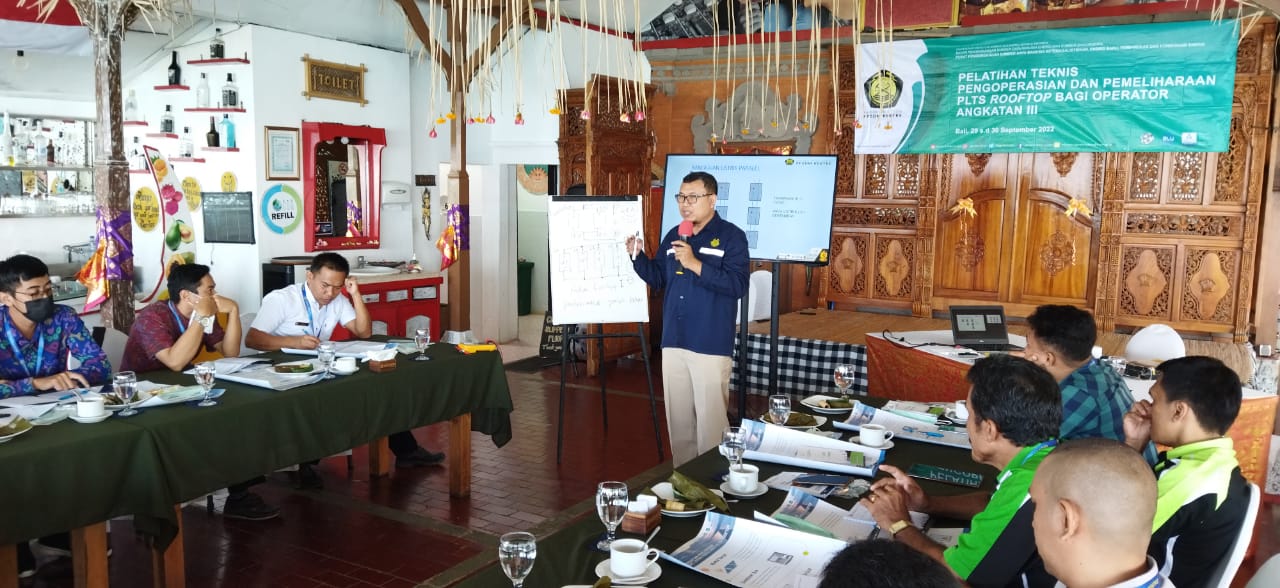 Sejumlah Operator Ikuti Pelatihan Teknis Pengoperasian dan Pemeliharaan PLTS Rooftop di Karangasem-Bali