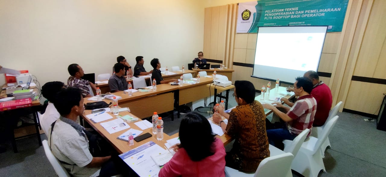 Dua Angkatan Pelatihan Teknis Pengoperasian dan Pemeliharaan PLTS Rooftop di Kota Makassar