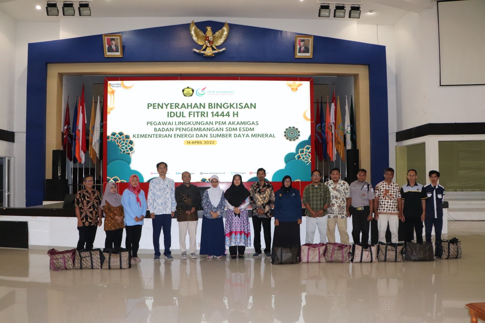 PEM Akamigas Bagikan Bikisan Lebaran bagi Garda Depan Layanan