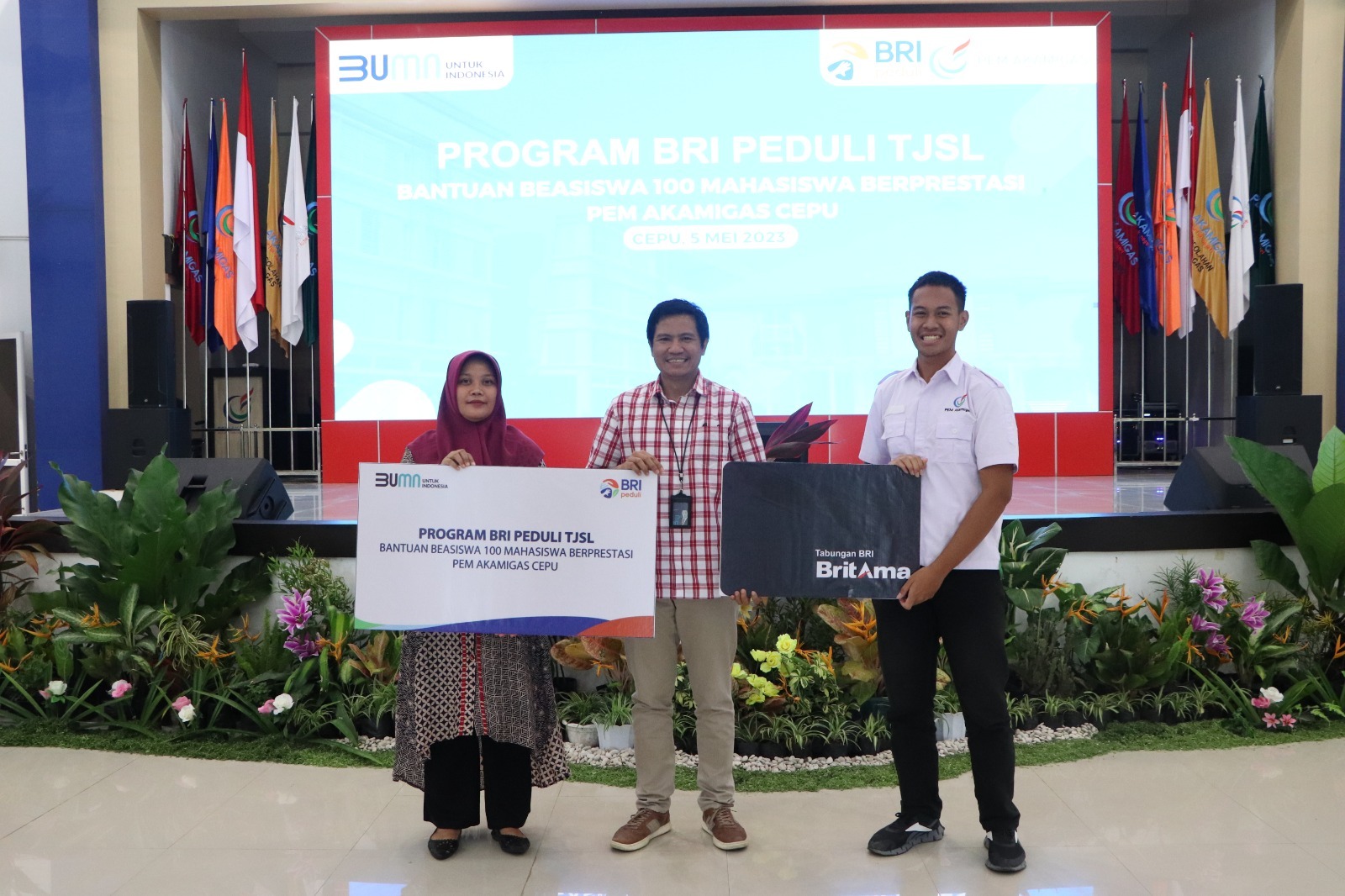 100 Mahasiswa PEM Akamigas Menerima Beasiswa Pendidikan