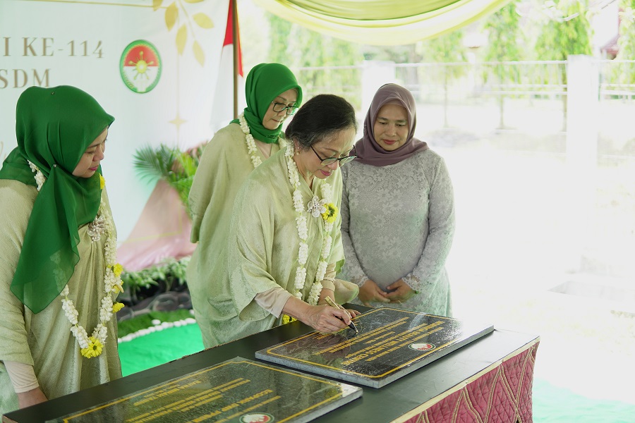 Kunjungi Blok Cepu, DWP Kementerian ESDM Lakukan Bakti Sosial dan Penanaman Pohon
