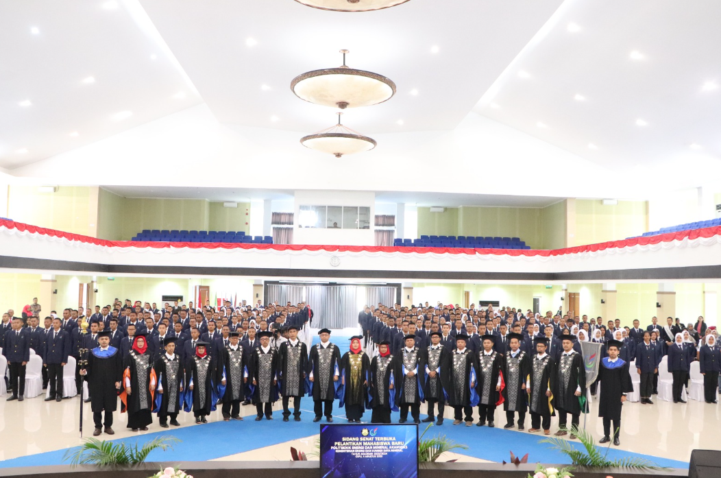 SIDANG SENAT TERBUKA PELANTIKAN MAHASISWA BARU POLITEKNIK ENERGI DAN MINERAL AKAMIGAS TAHUN AKADEMIK 2023/2024