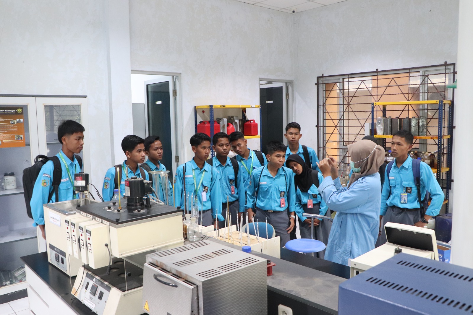 Praktikum di Laboratorium Hilir Migas PEM Akamigas