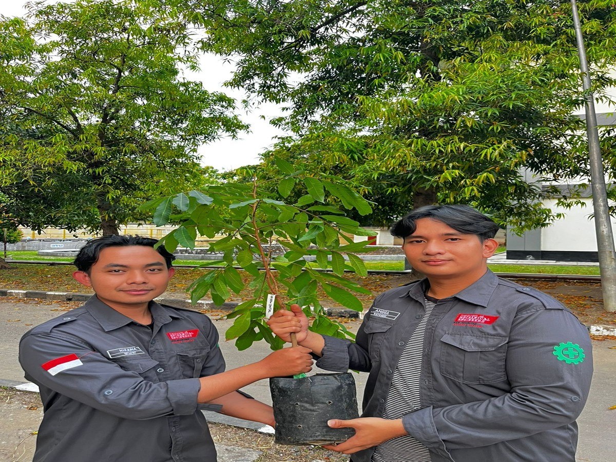 Penanaman Bibit Pohon, Semakin Hijaukan Lingkungan Asrama Vyatra PEM Akamigas