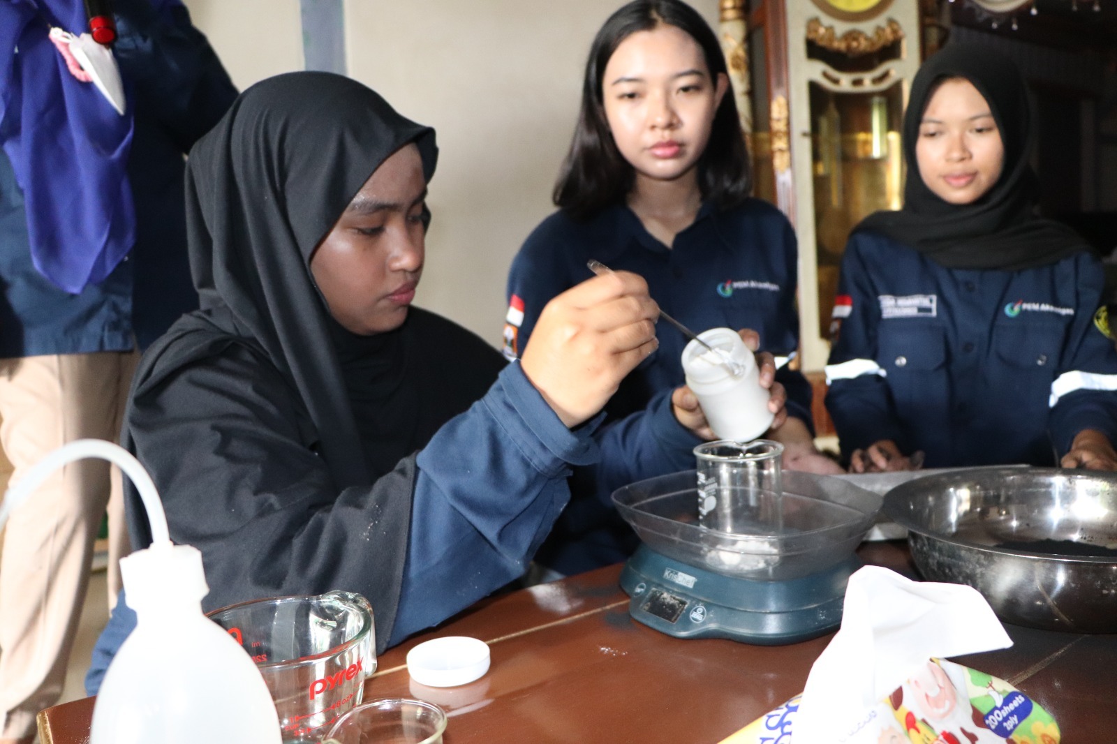 PEM Akamigas Latih Warga Besah-Bojonegoro Olah Kotoran Sapi