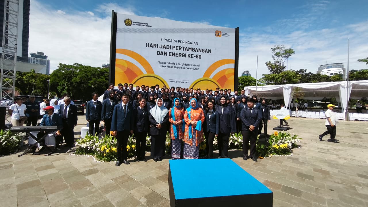 Monas Bergelora! Marching Band Gema Bahana Vyatra dan Paduan Suara Gita Vyatra Semarakkan Hari Jadi Pertambangan Energi ke-80