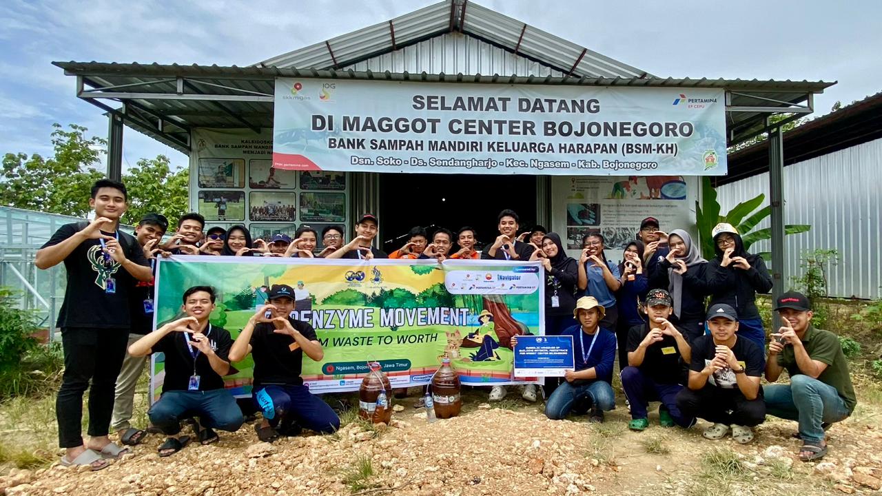 Gelar Eco-Enzyme Movement, SPE PEM Akamigas SC Padukan Edukasi Pengolahan Limbah dan Bantuan Renovasi Bank Sampah di Bojonegoro
