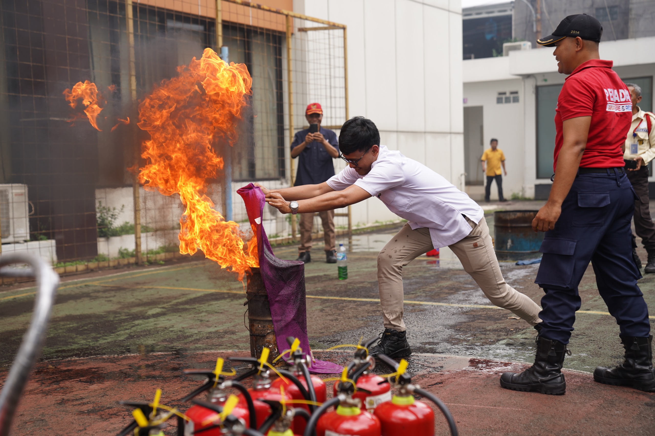 PPSDM KEBTKE Perkuat Budaya K3 melalui Simulasi Penanggulangan Kebakaran