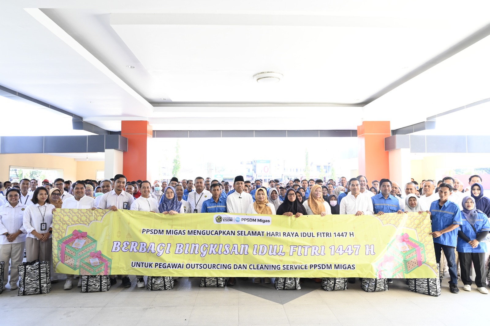 Keluarga Besar PPSDM Migas Berbagi Kepada Sesama: Salurkan 512 Bingkisan dan 2.350 Takjil