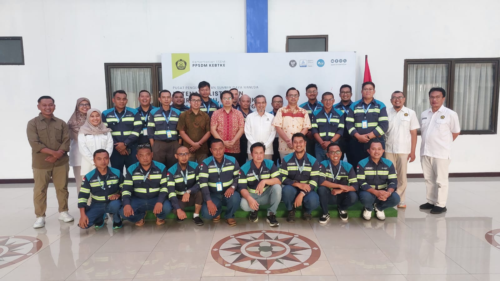 Dukung Transisi Energi Sektor Pertambangan, PPSDM KEBTKE Gandeng PT Saptaindra Sejati Gelar Pelatihan Basic Safety Kelistrikan HEV