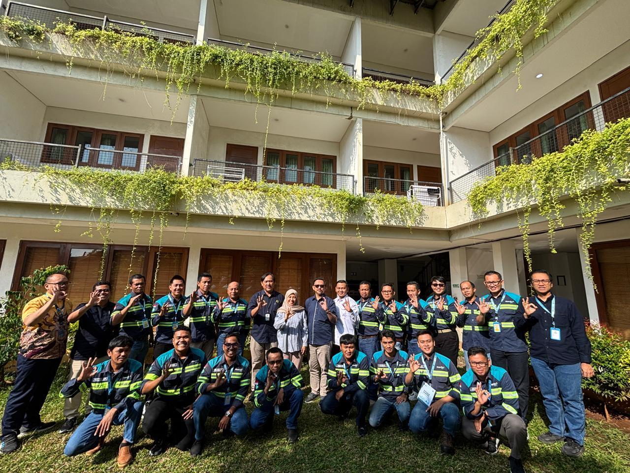 Dukung Green Mining, PPSDM KEBTKE Bekali 20 Personel PT SIS Keahlian Keselamatan Alat Berat Listrik