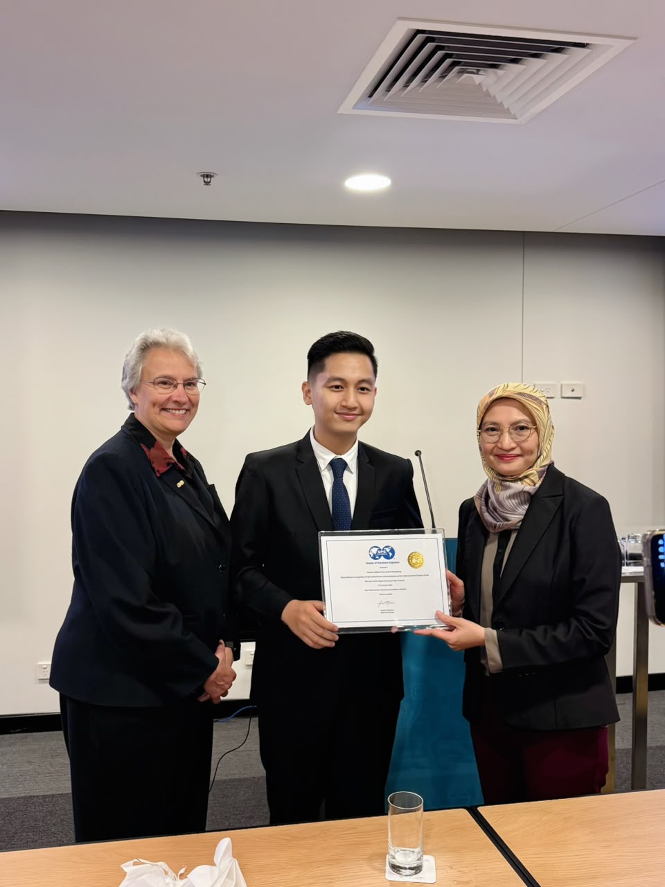 Raih Prestasi Internasional, Hawkins Clifford Juara 1 di SPE Asia Pacific Regional Student Paper Contest di Brisbane, Australia